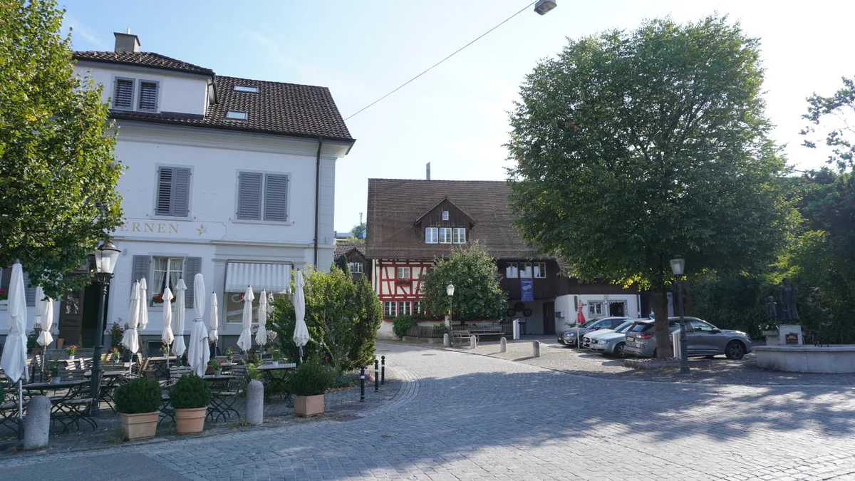 Der Dorfplatz von Wangen: Links der Gasthof Sternen, rechts das Schurterhaus.